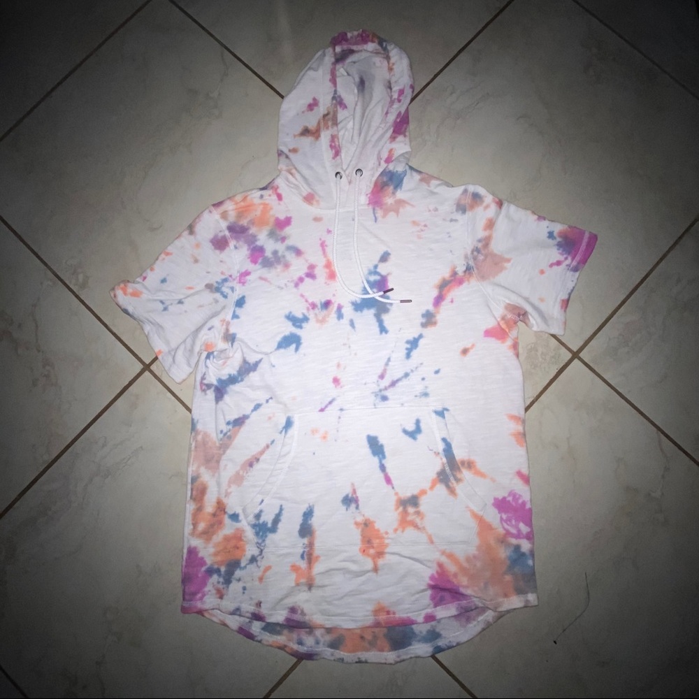 SHORT SLEEVE HOODED PULLOVER